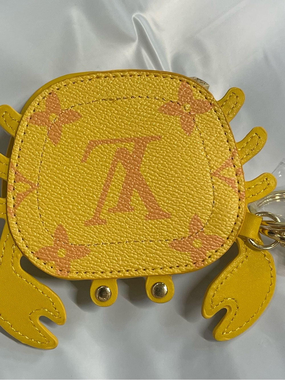 Yellow fashionable Crab Coin Purse Keychain or AirPod holder - Picture 4 of 4